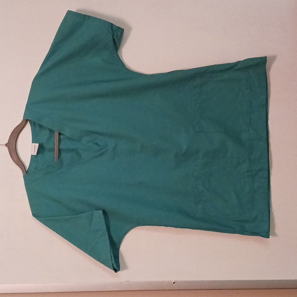 WOMEN'S SCRUB Top. LANDAU SIZE Small